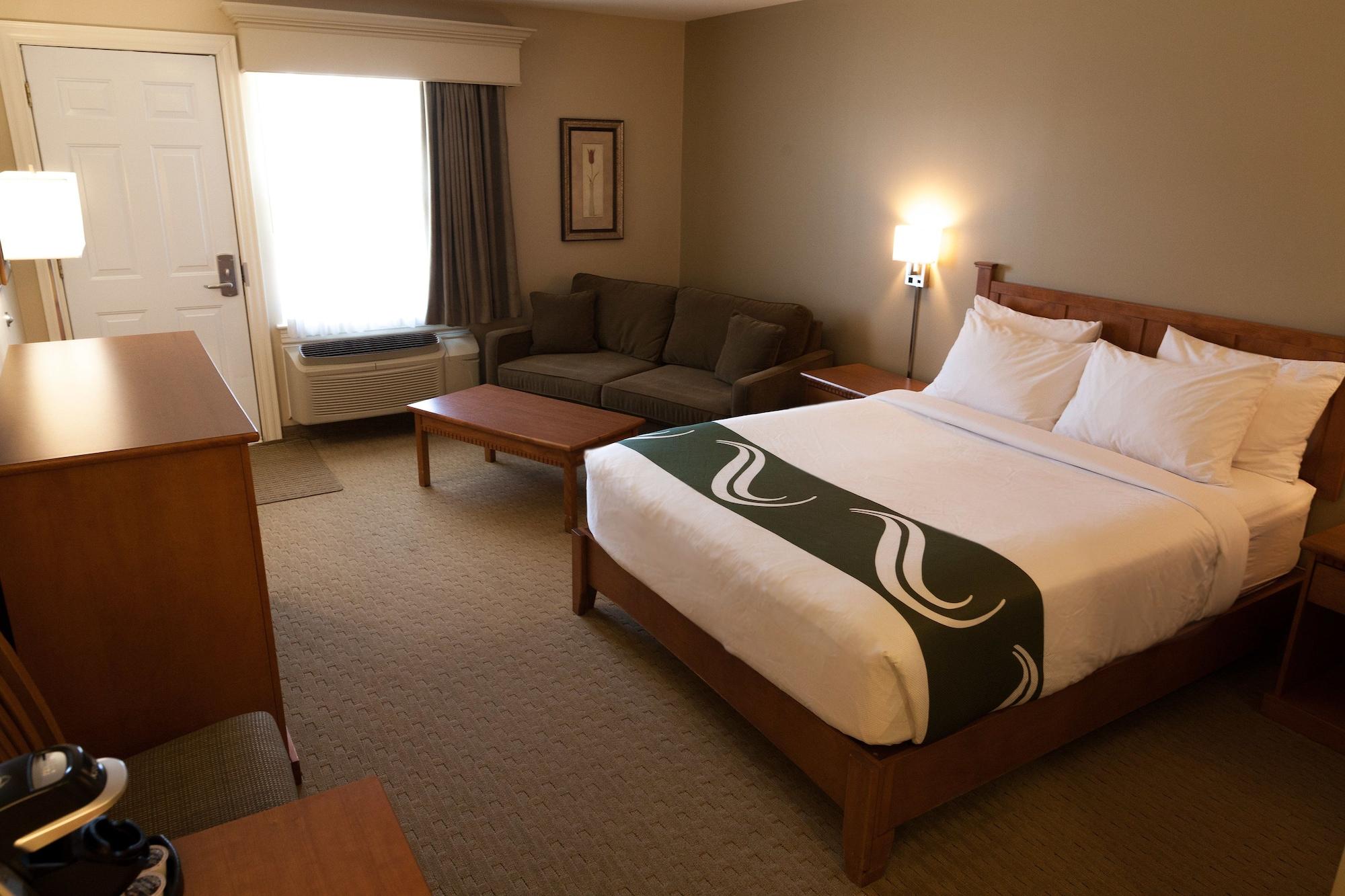 Quality Inn & Suites Amsterdam Фредериктон Экстерьер фото