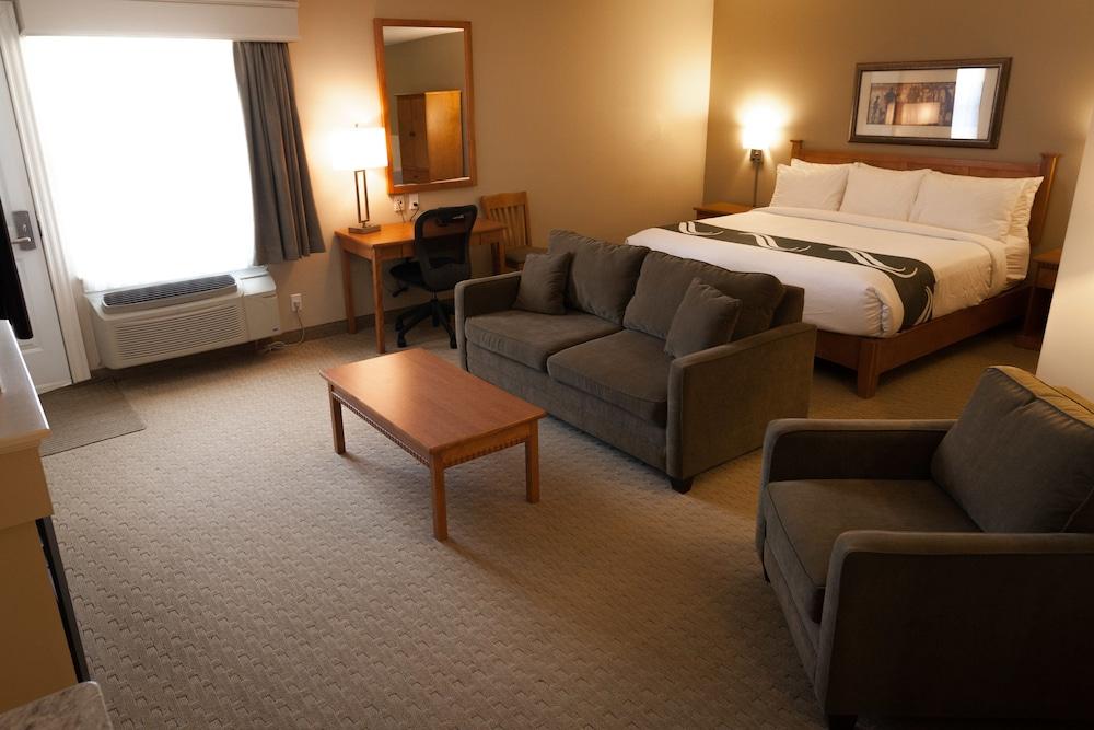 Quality Inn & Suites Amsterdam Фредериктон Экстерьер фото