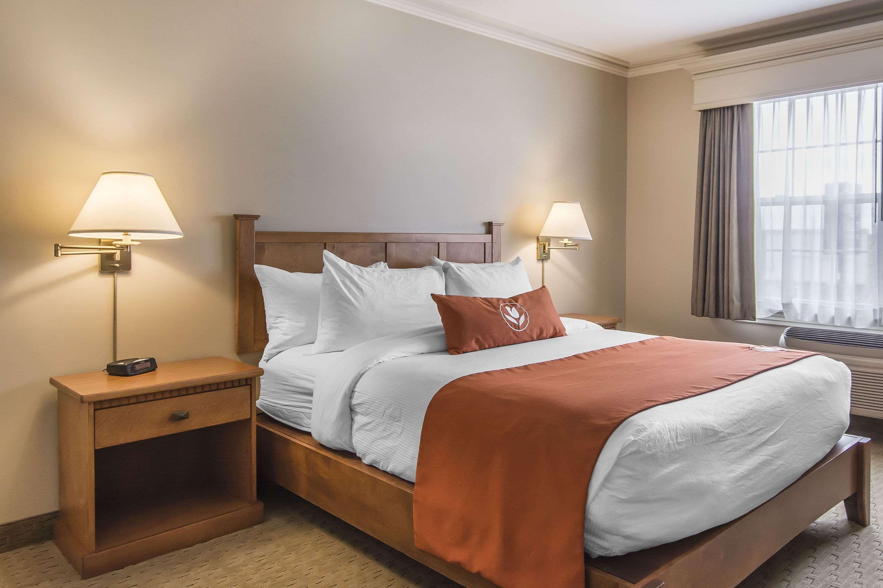 Quality Inn & Suites Amsterdam Фредериктон Экстерьер фото