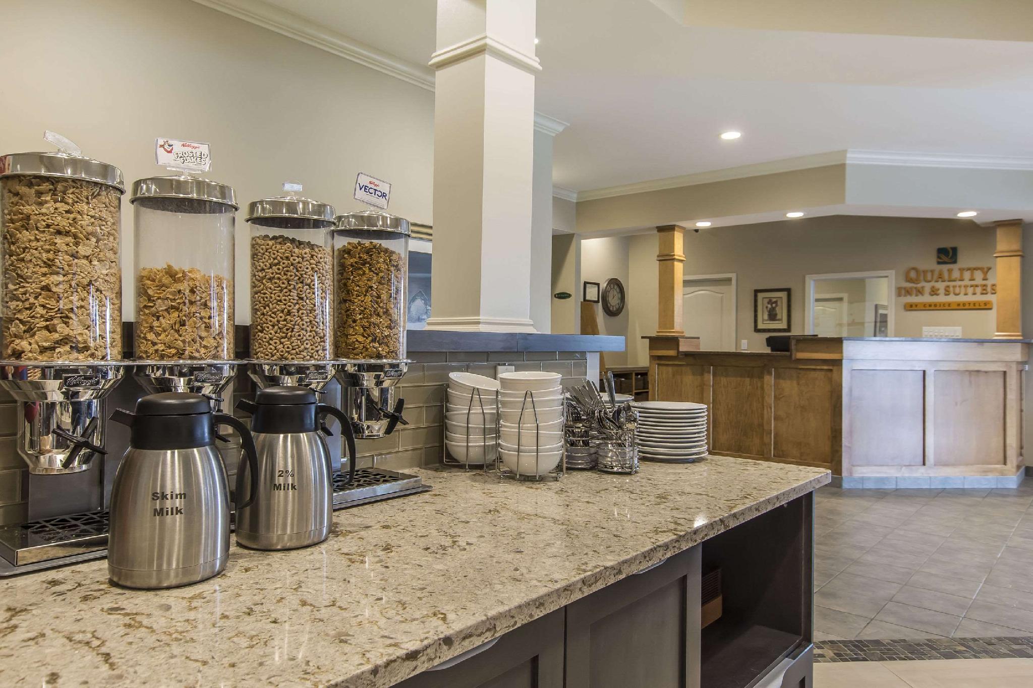 Quality Inn & Suites Amsterdam Фредериктон Экстерьер фото