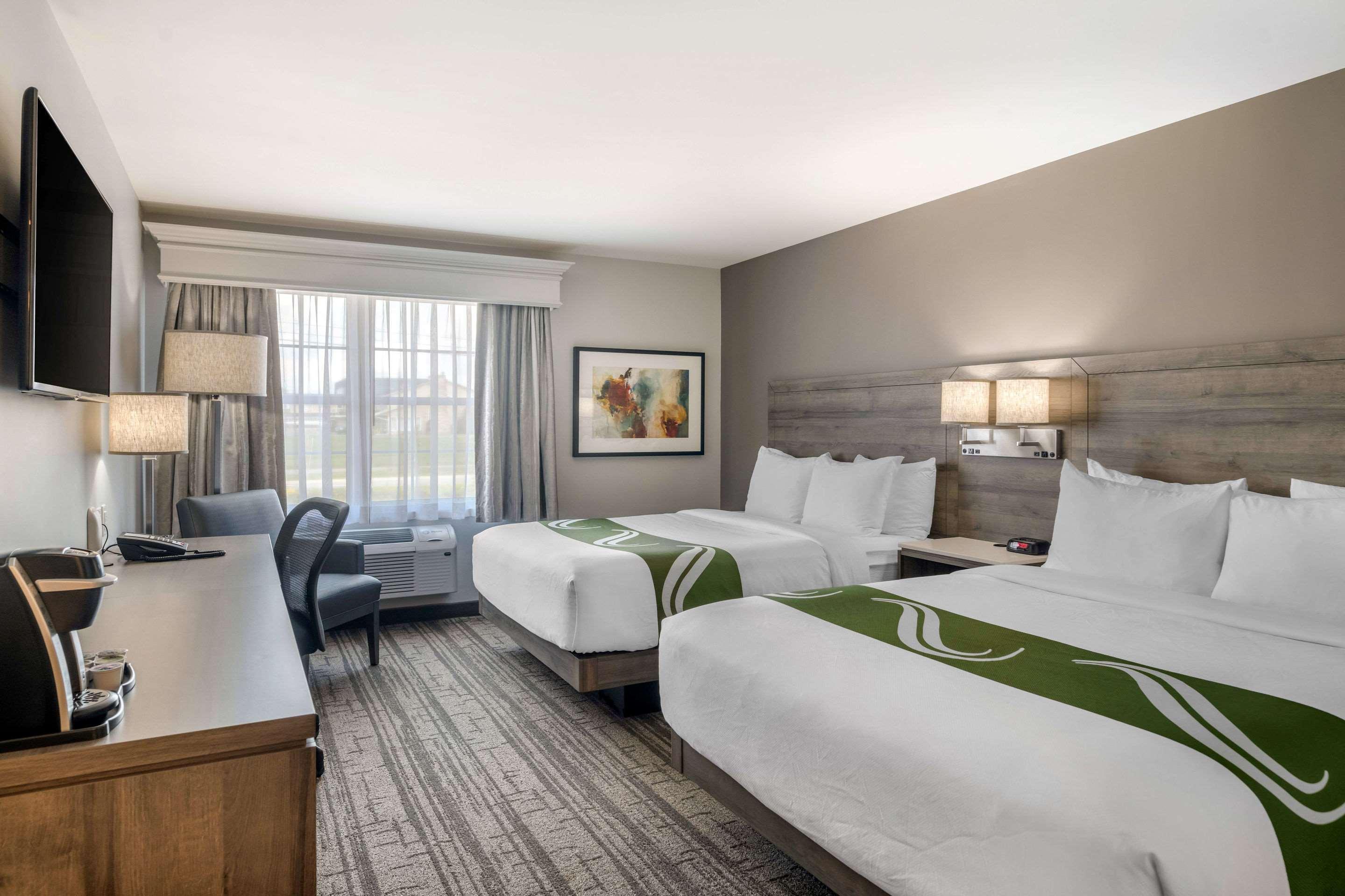 Quality Inn & Suites Amsterdam Фредериктон Экстерьер фото