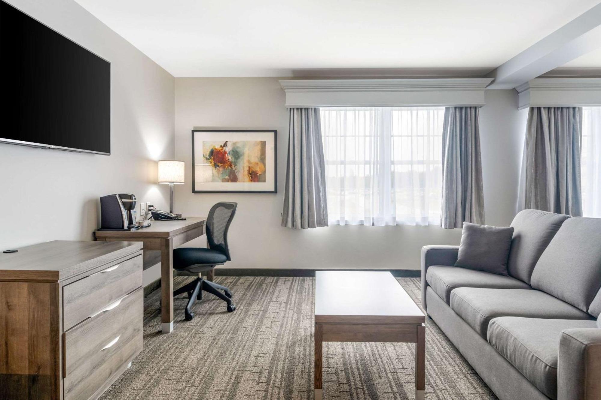 Quality Inn & Suites Amsterdam Фредериктон Экстерьер фото