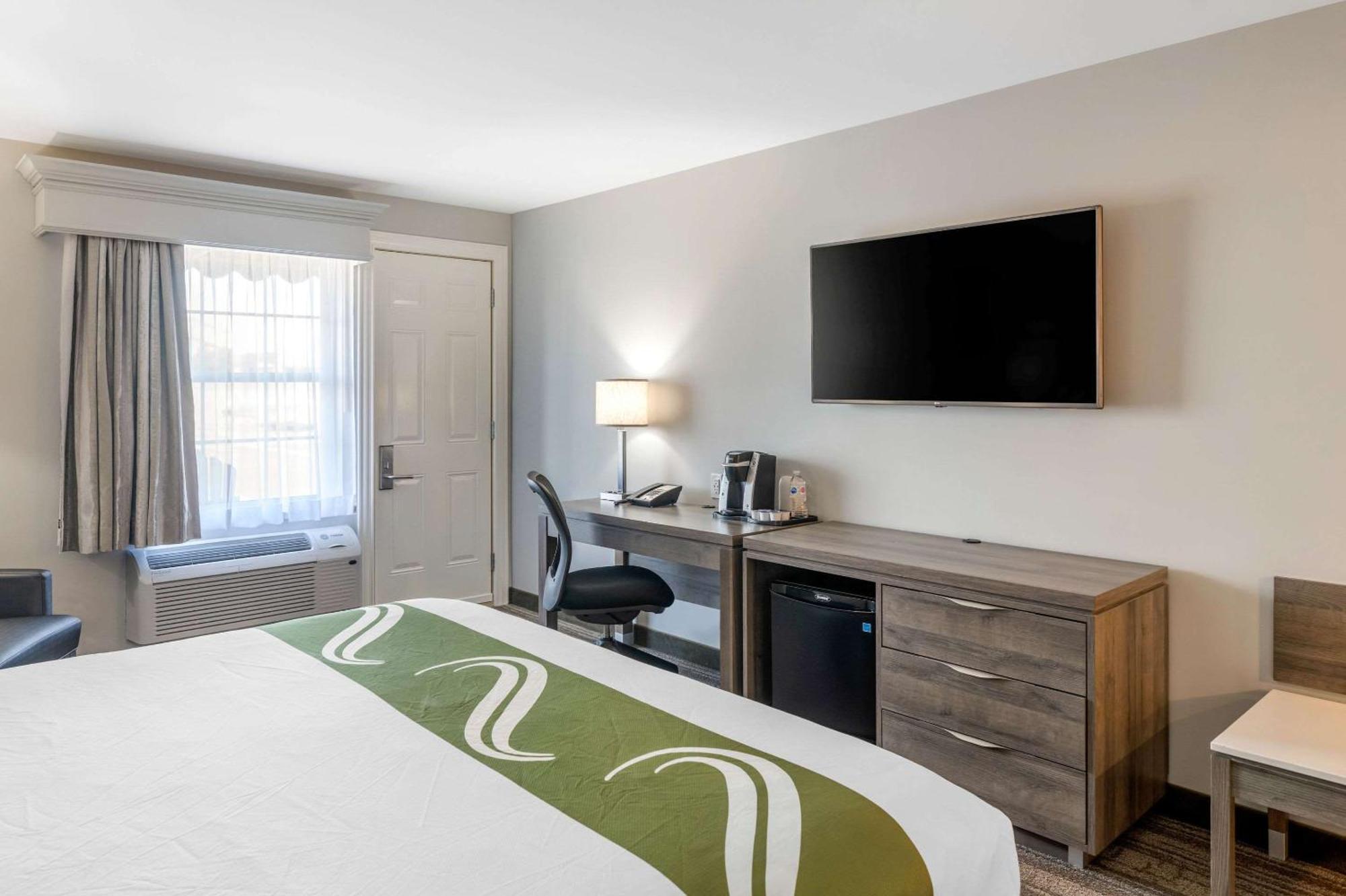 Quality Inn & Suites Amsterdam Фредериктон Экстерьер фото