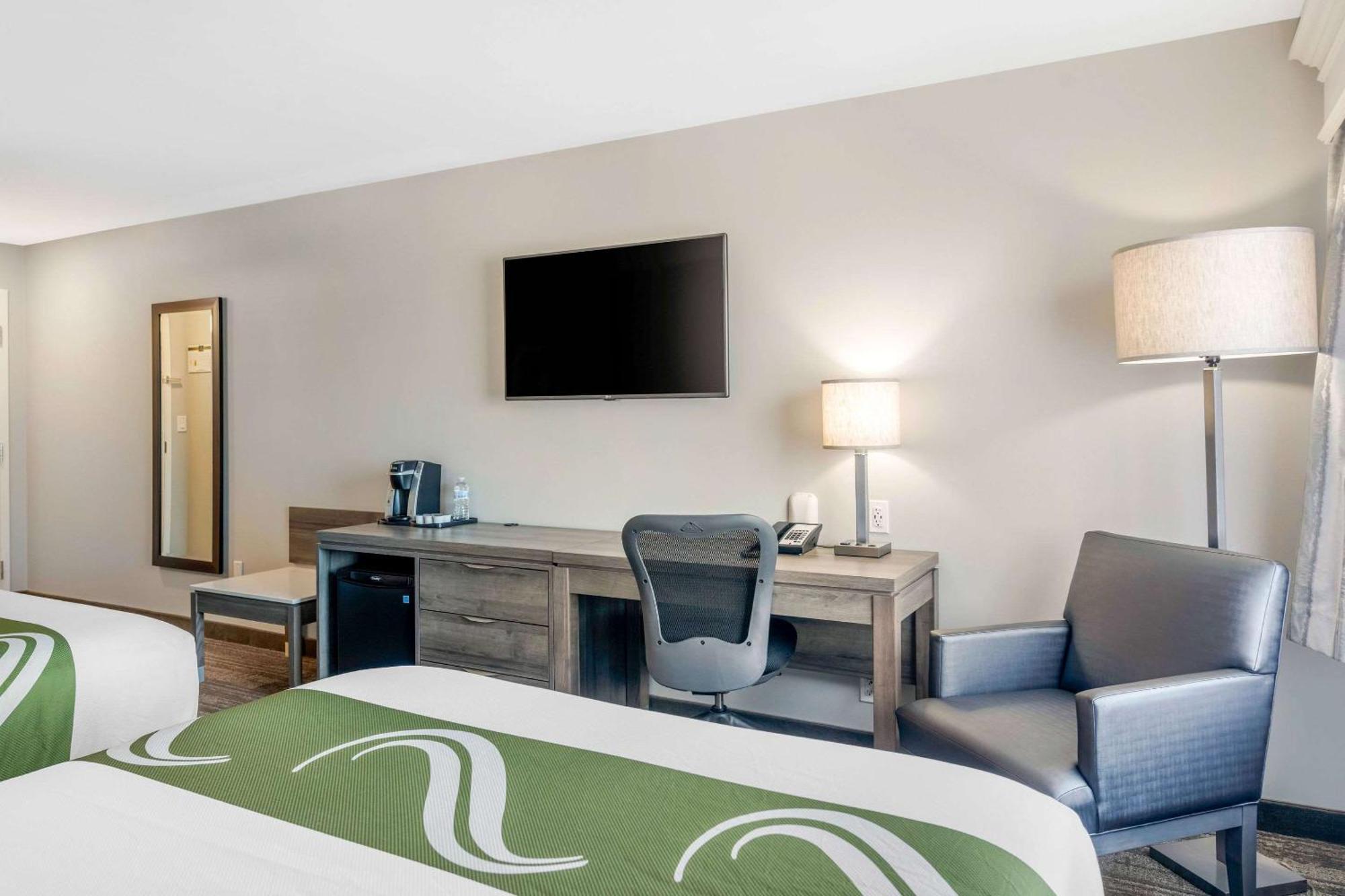 Quality Inn & Suites Amsterdam Фредериктон Экстерьер фото