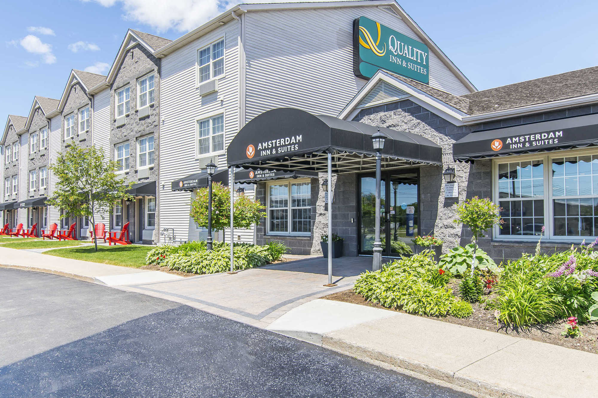 Quality Inn & Suites Amsterdam Фредериктон Экстерьер фото