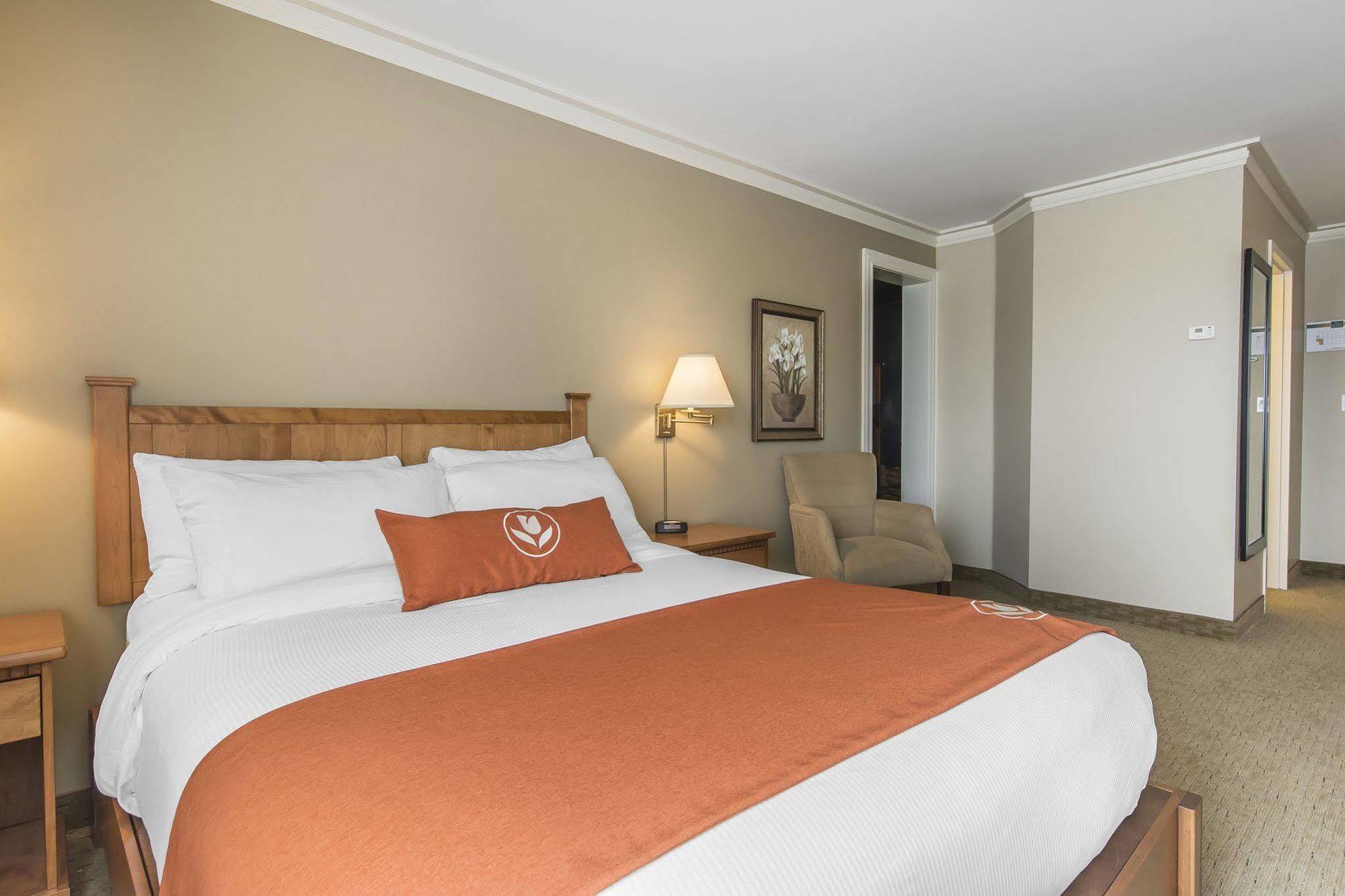 Quality Inn & Suites Amsterdam Фредериктон Экстерьер фото