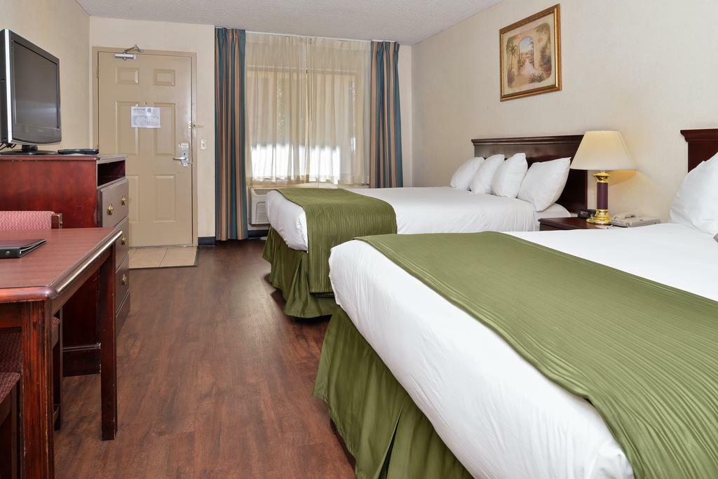 Quality Inn & Suites Amsterdam Фредериктон Экстерьер фото